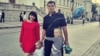 Артем Ковалев с женой Катериной и детьми в Варшаве