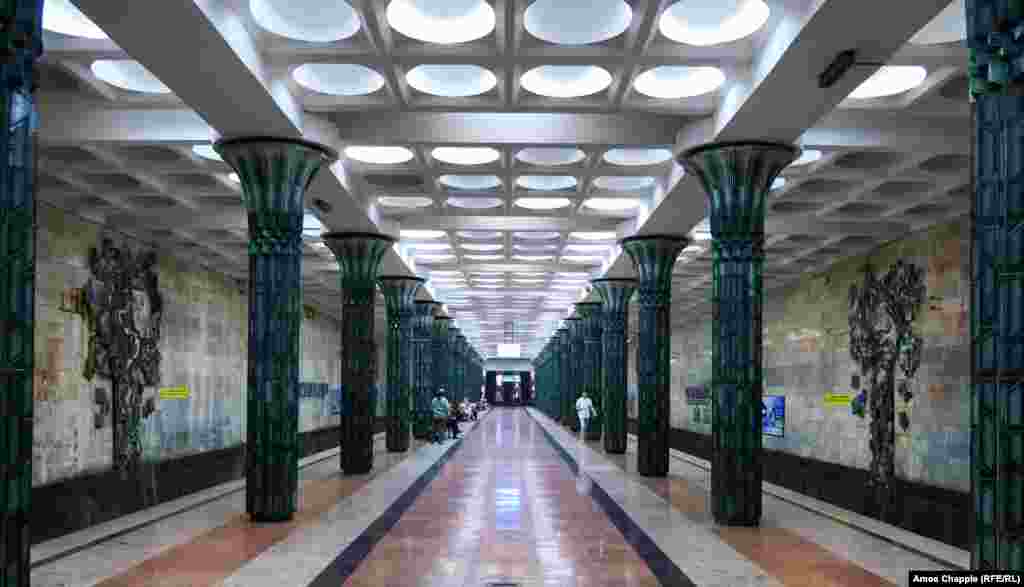 Станция в метро Ташкента. В этом году власти Узбекистана сняли запрет на съемку. Больше уникальных фотографий метро – в нашей галерее. Фото – Эймос Чаппл