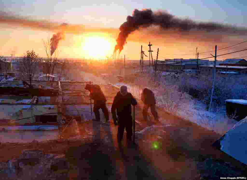 В городе Хандыга республики Саха, где проживают около 6000 человек, из-за неравномерного таяния вечной мерзлоты каждый год земля оседает, и дома разрушаются. Рабочим приходится разбирать их на части. Как и на что живут эти рабочие – читайте историю "Самые холодные люди на земле". Фото – Эймос Чаппл